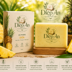 Hình ảnh sản phẩm xà phòng dứa Diệp An được sản xuất từ các thành phần thiên nhiên kết hợp chiết xuất dứa và dầu thực vật. Sản phẩm giúp làm sạch da nhẹ nhàng, hỗ trợ duy trì độ ẩm tự nhiên và mang đến hương thơm dứa tươi mát sau mỗi lần sử dụng.